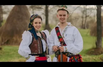 Amalia Tomoiaga – Zic feciorii ca-s dracosi